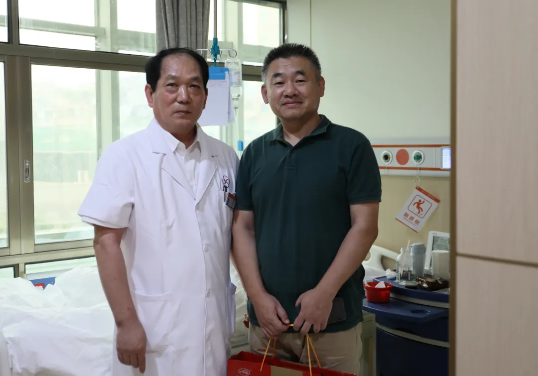 刘院生院长给患者送礼品2.png