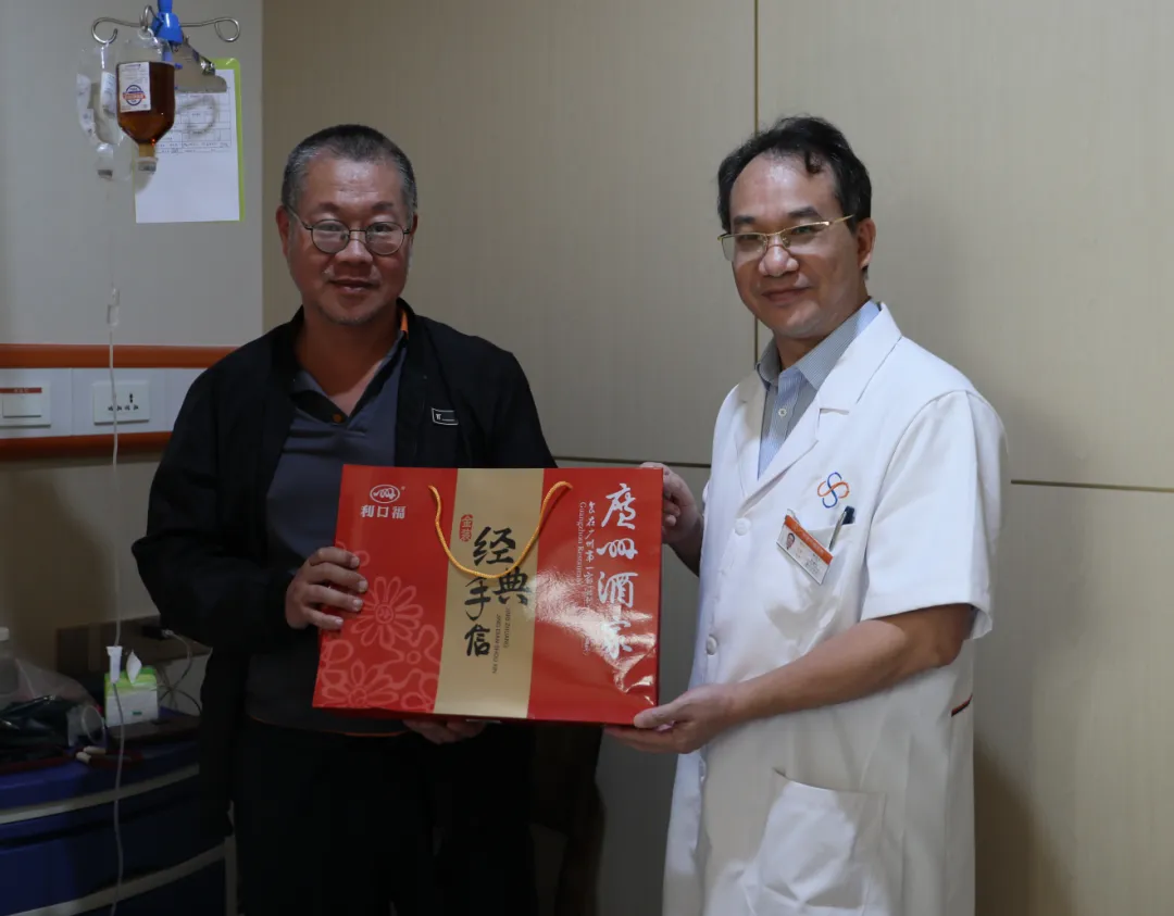 （黎治飞主任给患者送礼品）.png
