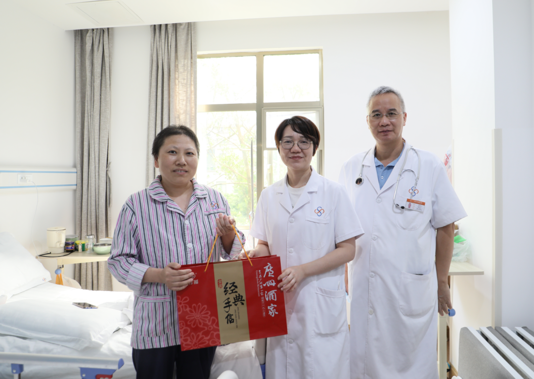 （戴文燕主任、黄作平副主任给患者送礼品）.png